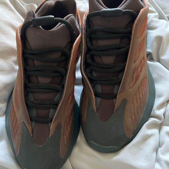 Adidas Yeezy 700 V3 Copper Fade - Picture 4 of 7